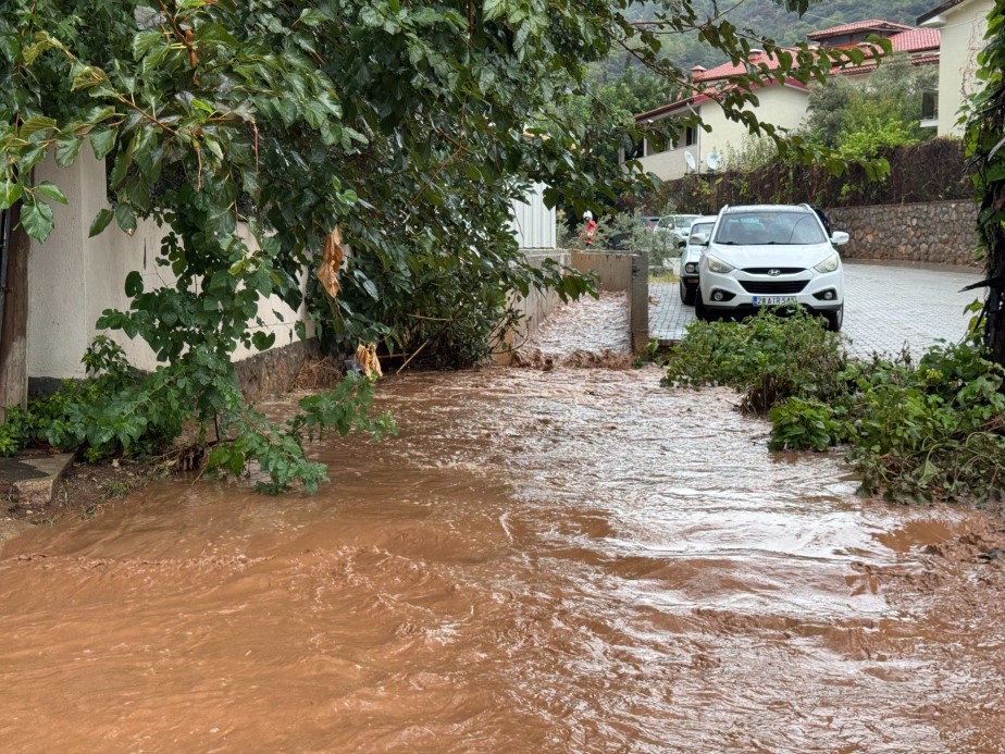 Fethiye sağanak yağışa teslim oldu: Su seviyesi yükseldi