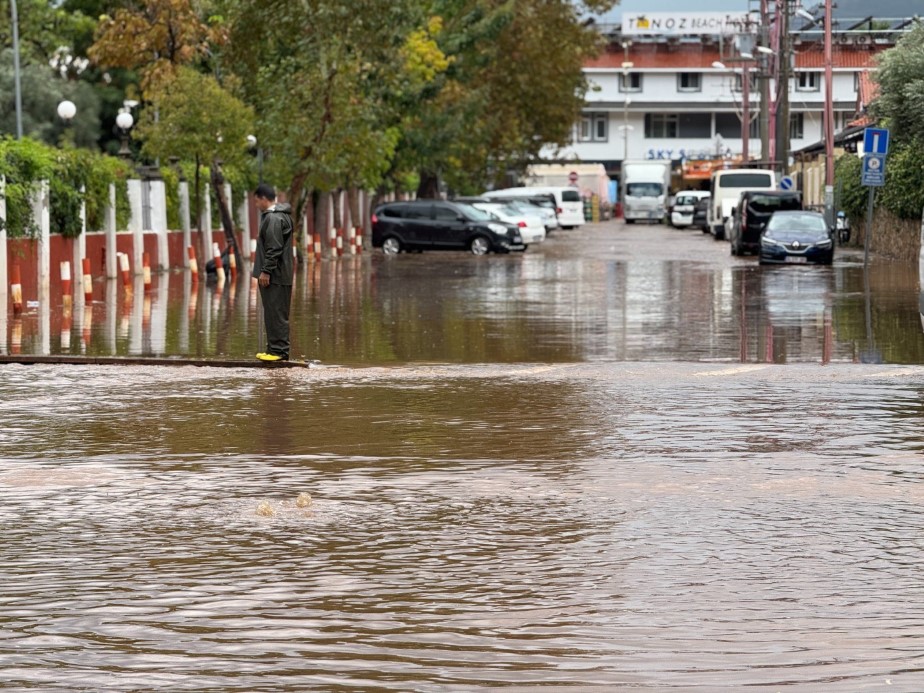 Fethiye sağanak yağışa teslim oldu: Su seviyesi yükseldi