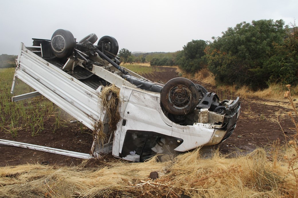 Otomobil ile kamyonet kafa kafaya çarpıştı: 1 ölü, 2 yaralı