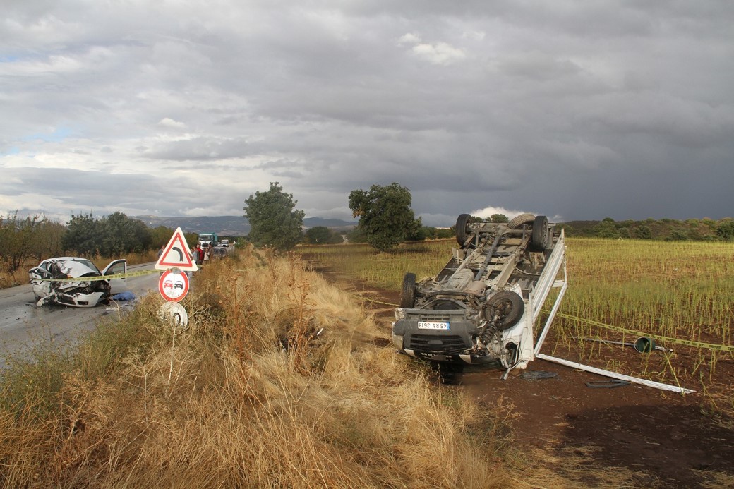 Otomobil ile kamyonet kafa kafaya çarpıştı: 1 ölü, 2 yaralı