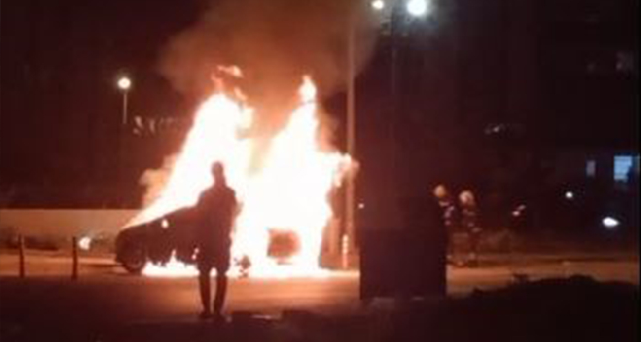 Park halindeki otomobil alevlere teslim oldu