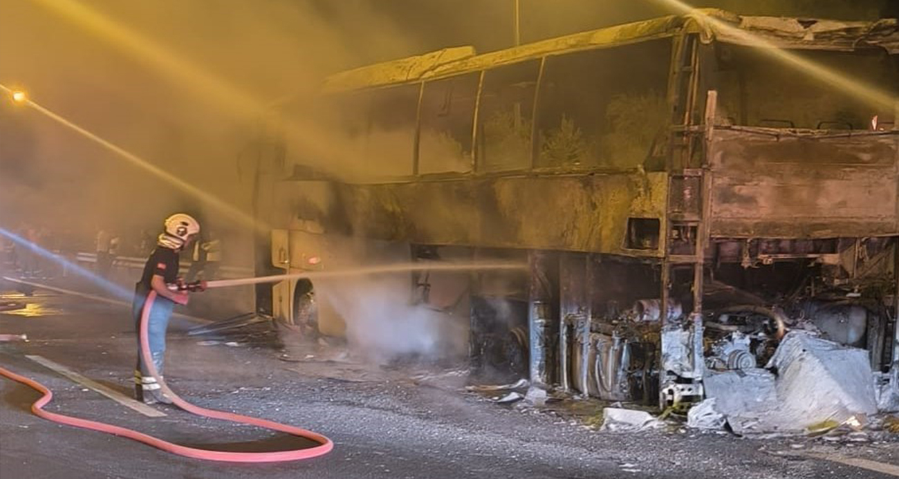 Yolcu otobüsü yanarak demir yığınına döndü