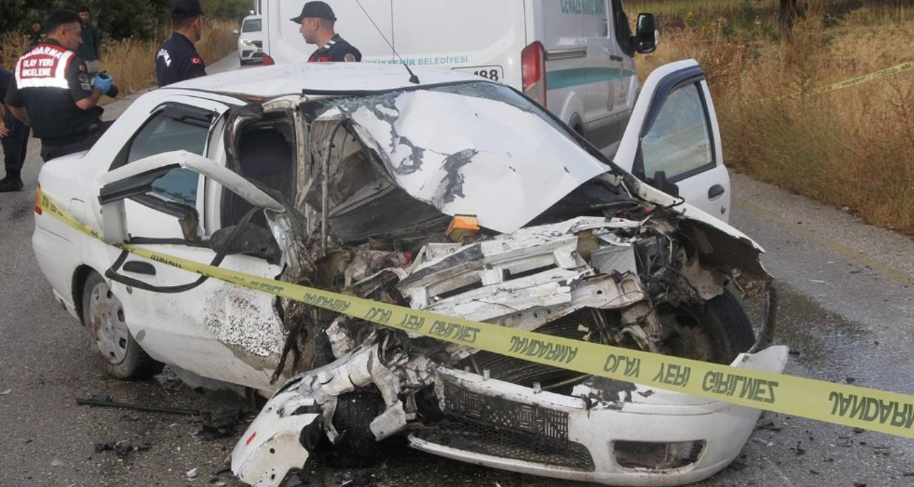 Otomobil ile kamyonet kafa kafaya çarpıştı: 1 ölü, 2 yaralı