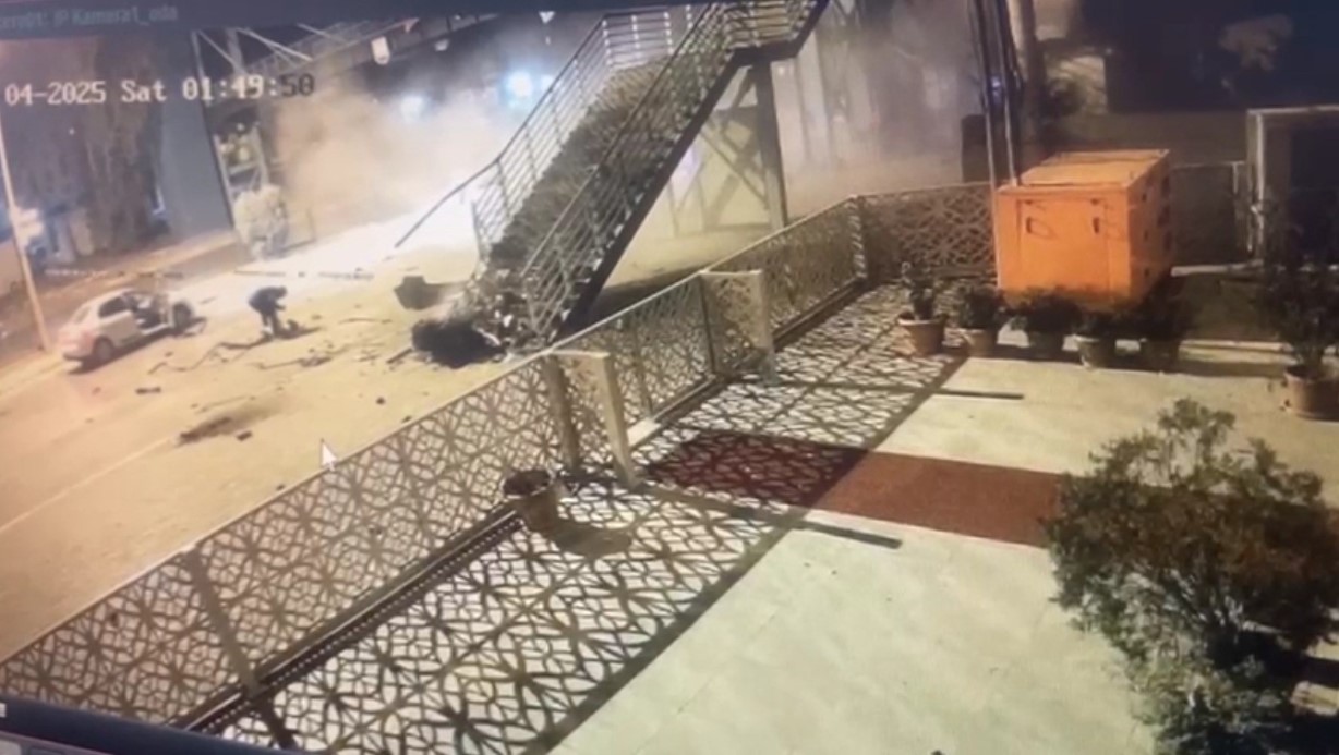 Şanlıurfa’da otomobil üst geçide çarptı: 1 ölü