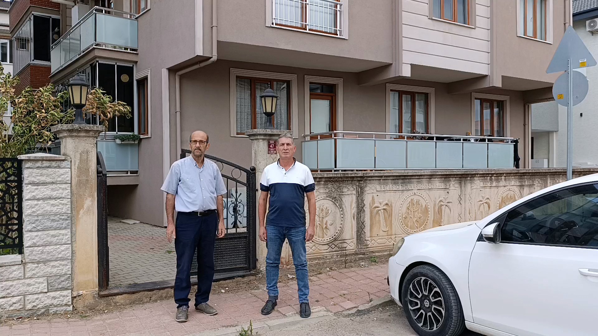 Komşularını canından bezdirdi: Kapılarına dışkı bıraktı, yüzüne kapı kapatıp hastanelik etti