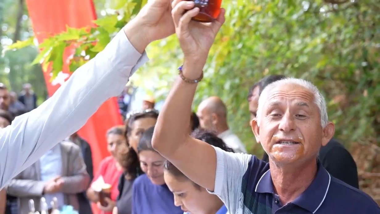 2 dakikada 1 kilogram bal yedi, izleyenler hayret etti
