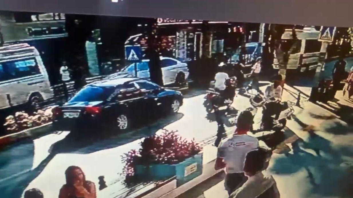 Yaya geçidinde ölümden döndü, o anlar güvenlik kamerasına yansıdı