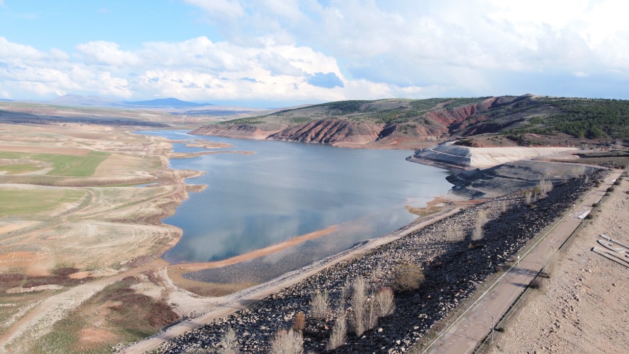Kuraklık etkisini gösterdi: Uzunlu Barajı gözle görülür şekilde çekildi