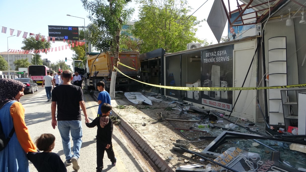 Malatya’da kontrolden çıkan hafriyat kamyonu iş yerlerine daldı: 4 iş yeri kullanılamaz hale geldi