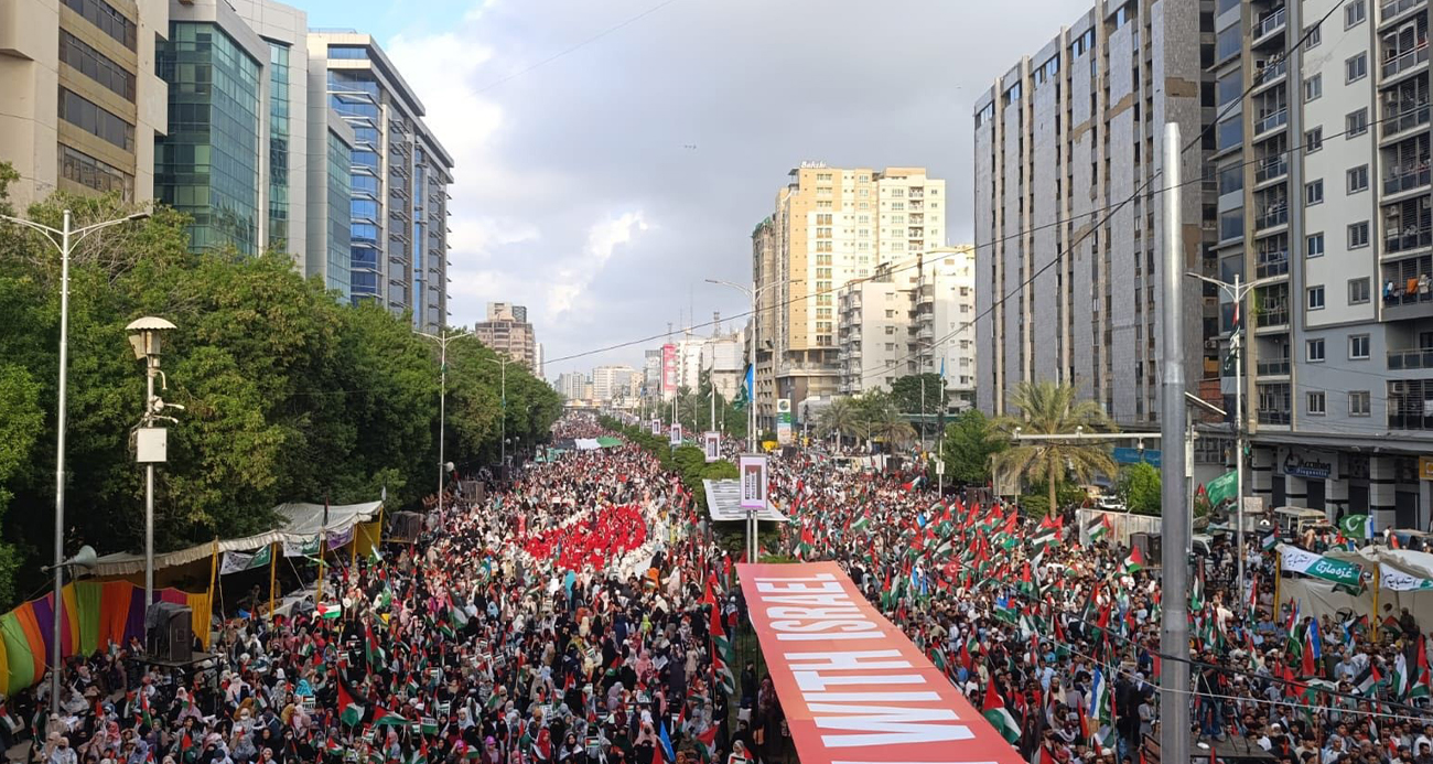 Pakistan'da binlerce kişi Gazze için yürüdü