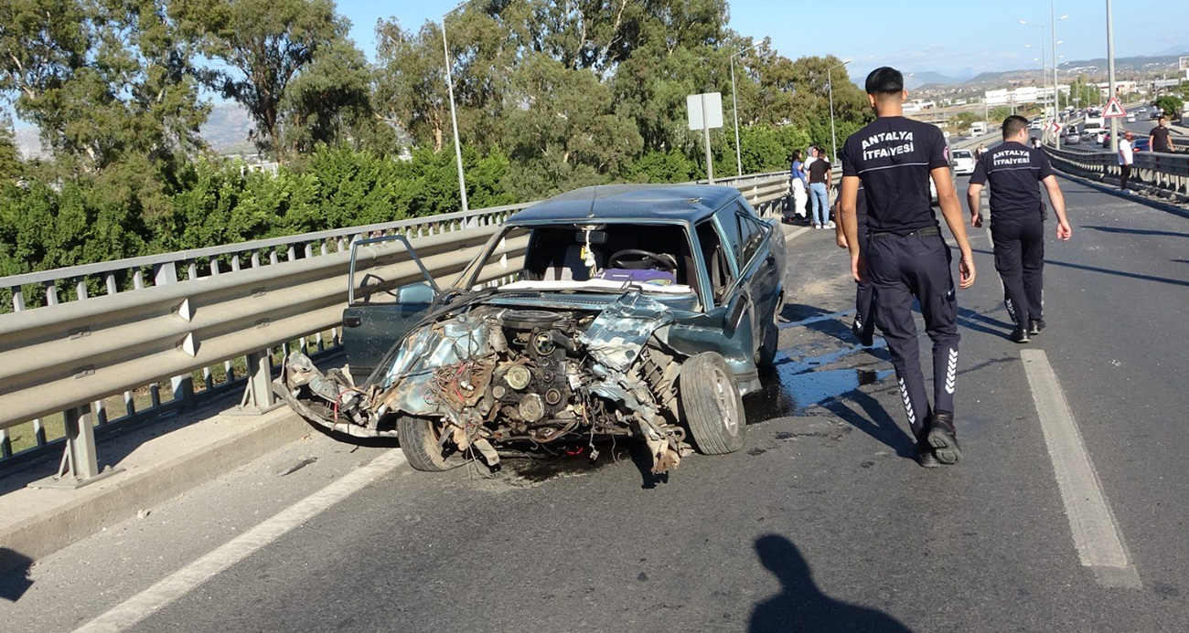 Bariyerlere çarpan Tofaş hurdaya döndü