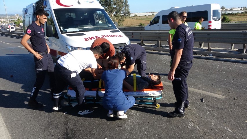 Bariyerlere çarpan Tofaş hurdaya döndü, etrafa saçılan parçaları başka sürücüyü de yaraladı