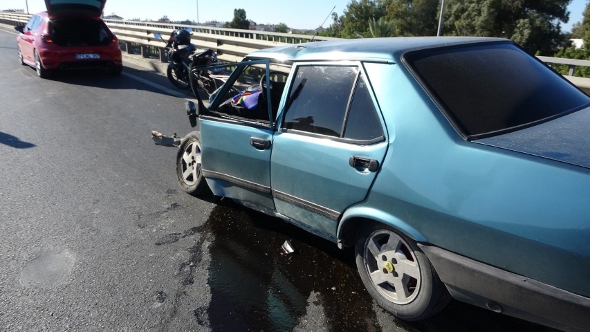 Bariyerlere çarpan Tofaş hurdaya döndü, etrafa saçılan parçaları başka sürücüyü de yaraladı