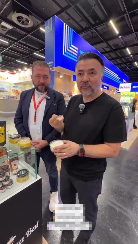 Firari FETÖ’cü, Almanya’da Adana’dan gelen firmanın balını tanıttı