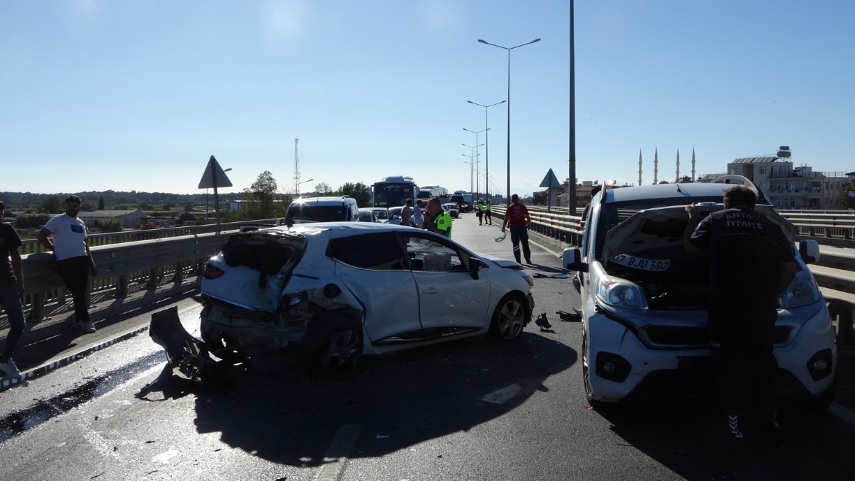 Antalya’da 4 araçlı zincirleme kaza