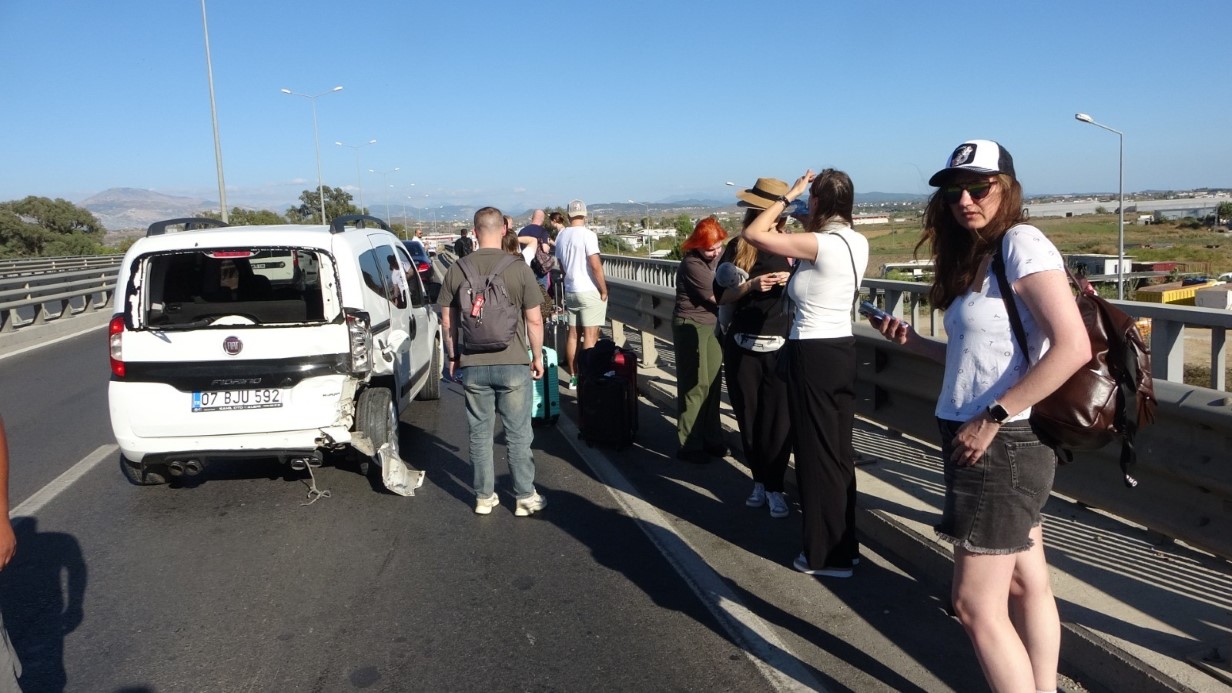 Antalya’da 4 araçlı zincirleme kaza