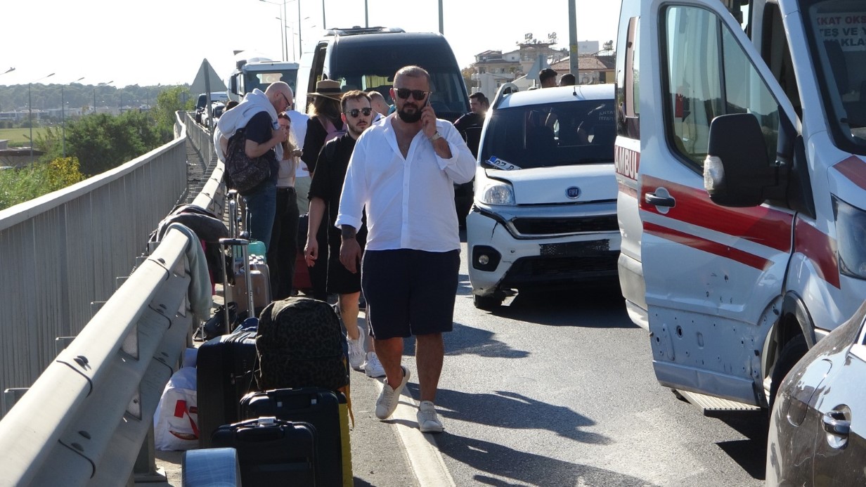 Antalya’da 4 araçlı zincirleme kaza