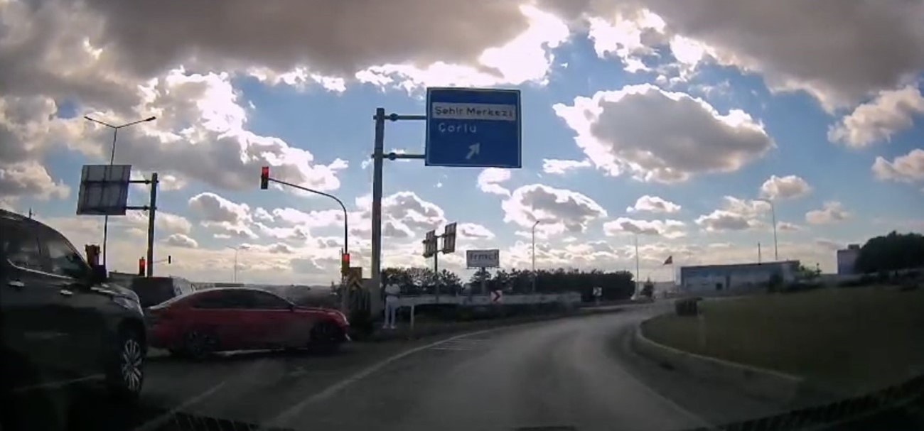 Kaza tehlikesi sözlü tartışmayla bitti: O anlar kamerada