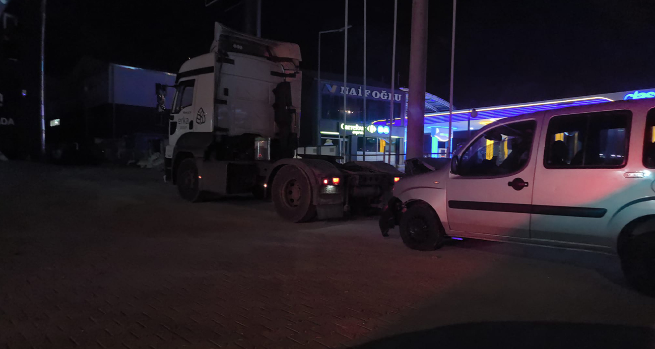 Bursa’da hafif ticari araç tırla çarpıştı: 2 yaralı