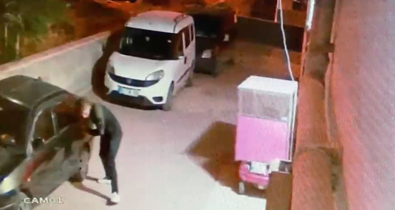 Elindeki bıçakla park halindeki araçların lastiklerini tek tek patlattı