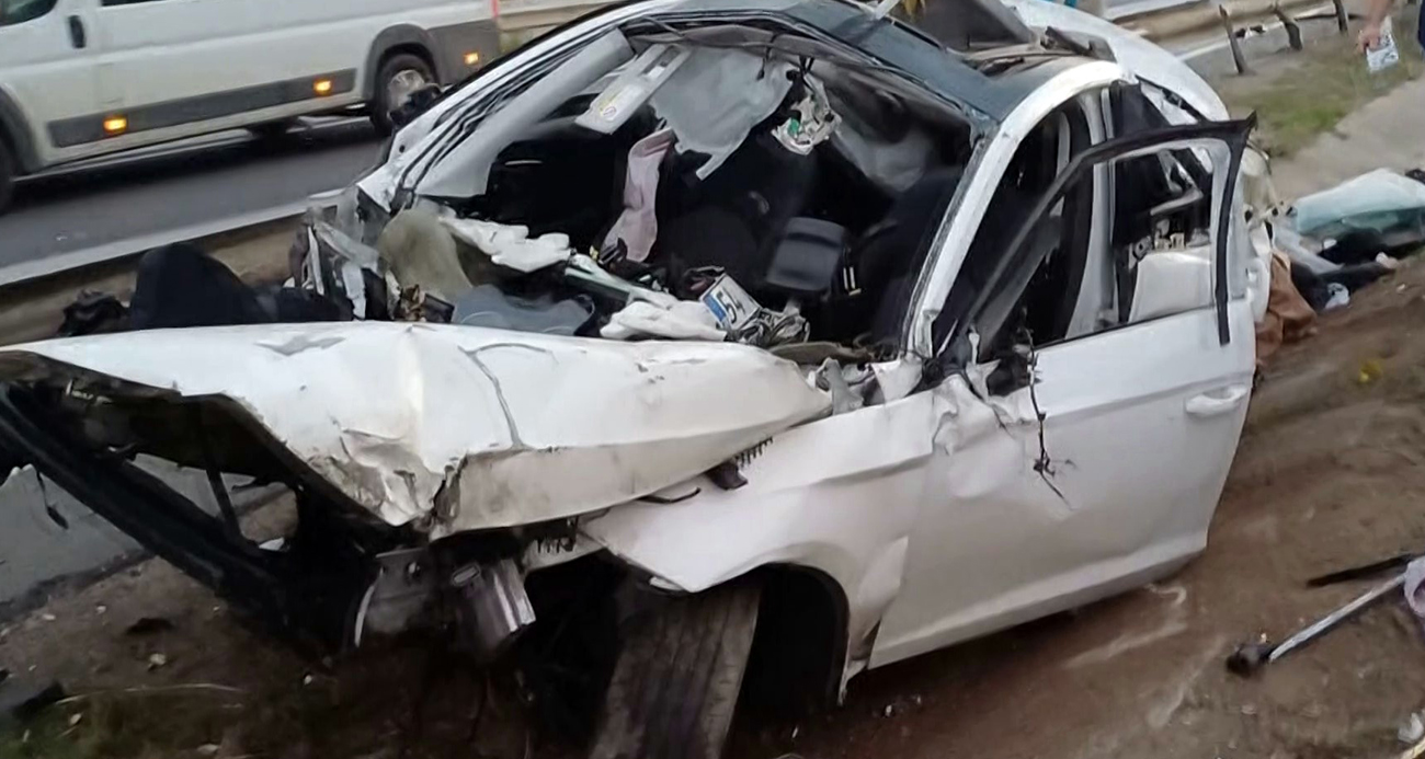 İşe gitmek isterken ölümden döndü: Otomobil parçalandı, sürücü fırlayıp altına sıkıştı