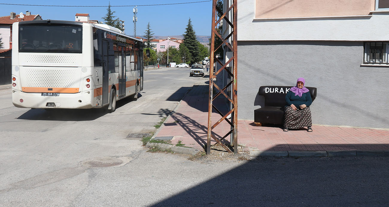 Belediyenin oturacak yer yapmadığı duraklara vatandaş evinden koltuk getirdi