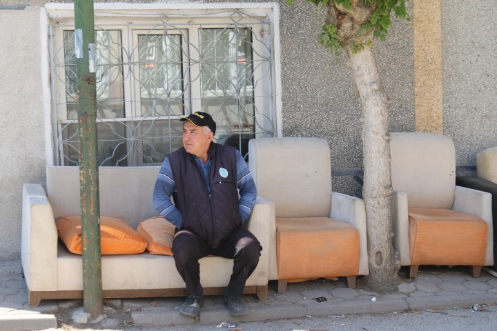 Belediyenin oturacak yer yapmadığı duraklara vatandaş evinden koltuk getirdi