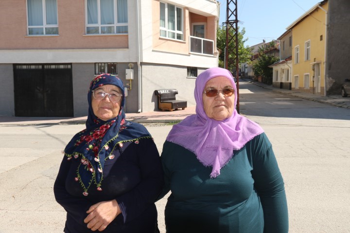 Belediyenin oturacak yer yapmadığı duraklara vatandaş evinden koltuk getirdi