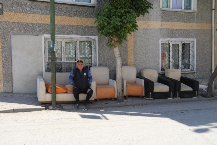 Belediyenin oturacak yer yapmadığı duraklara vatandaş evinden koltuk getirdi