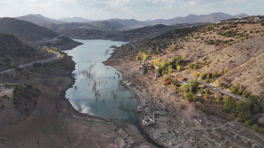 Sivas’ta yaklaşık 15 yıldır sular altında kalan köy tamamen ortaya çıktı