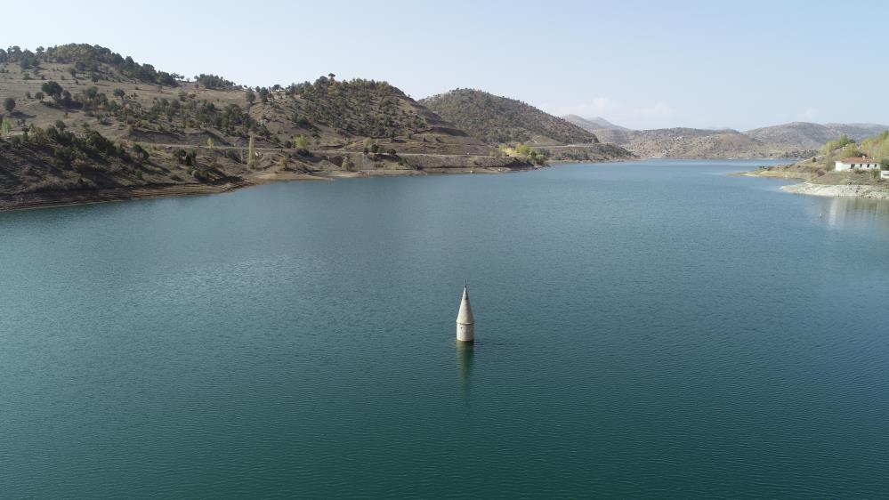 Sivas’ta yaklaşık 15 yıldır sular altında kalan köy tamamen ortaya çıktı