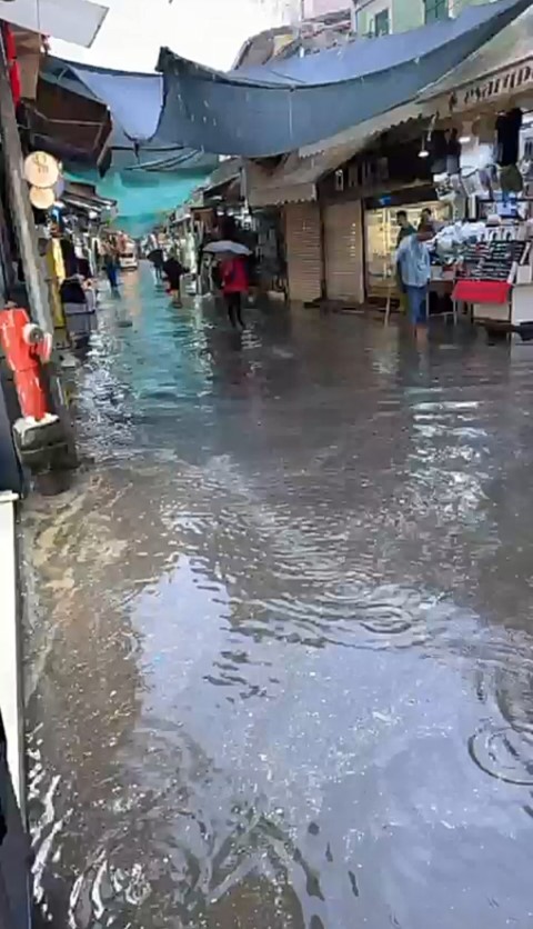 İzmir’de sağanak yağış hayatı olumsuz etkiledi