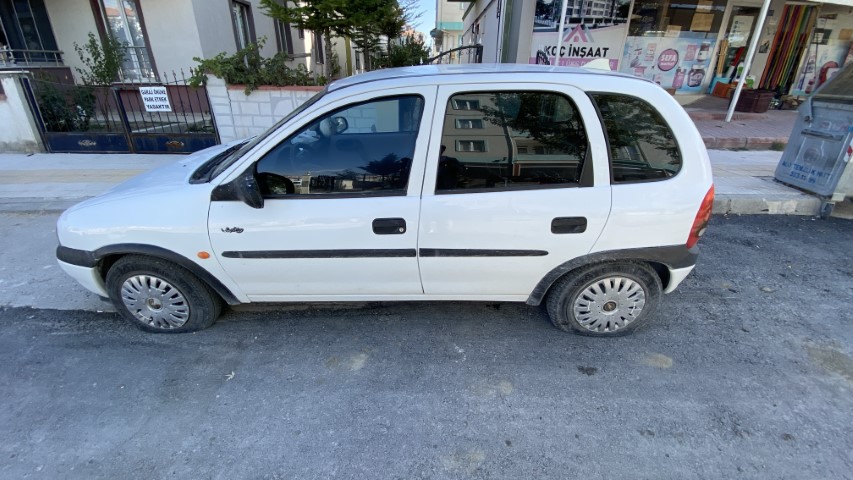 Elindeki bıçakla park halindeki araçların lastiklerini tek tek patlattı: O anlar kameraya yansıdı