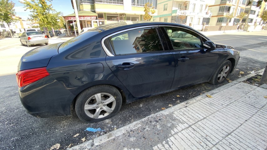 Elindeki bıçakla park halindeki araçların lastiklerini tek tek patlattı: O anlar kameraya yansıdı