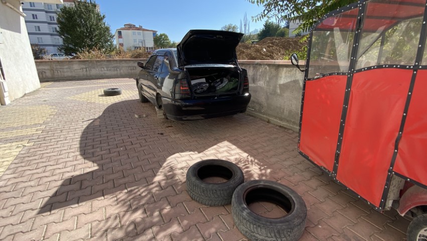 Elindeki bıçakla park halindeki araçların lastiklerini tek tek patlattı: O anlar kameraya yansıdı