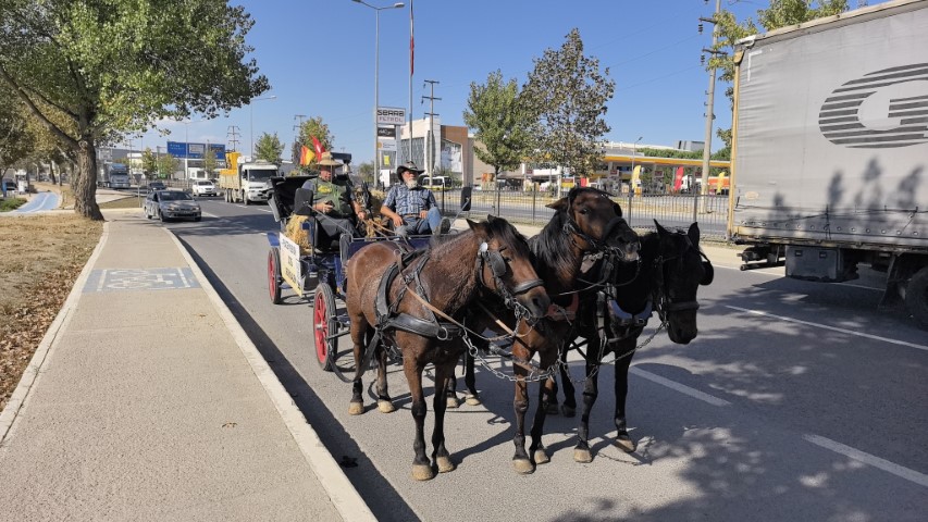 At arabasıyla 4 bin 800 kilometre yol katedecekler