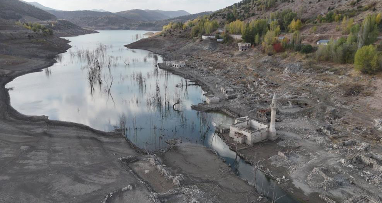 Sivas’ta yaklaşık 15 yıldır sular altında kalan köy tamamen ortaya çıktı