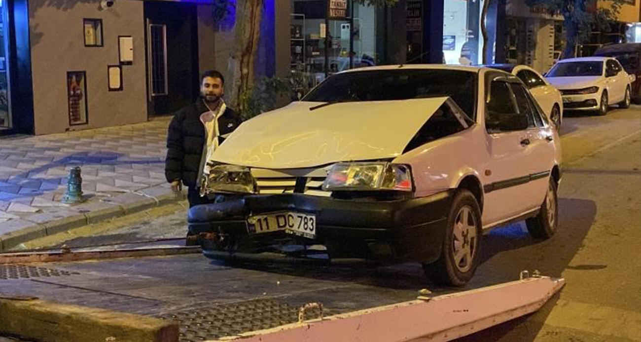 Kaza yapan alkollü ve ehliyetsiz sürücü hasarlı aracıyla poz verdi