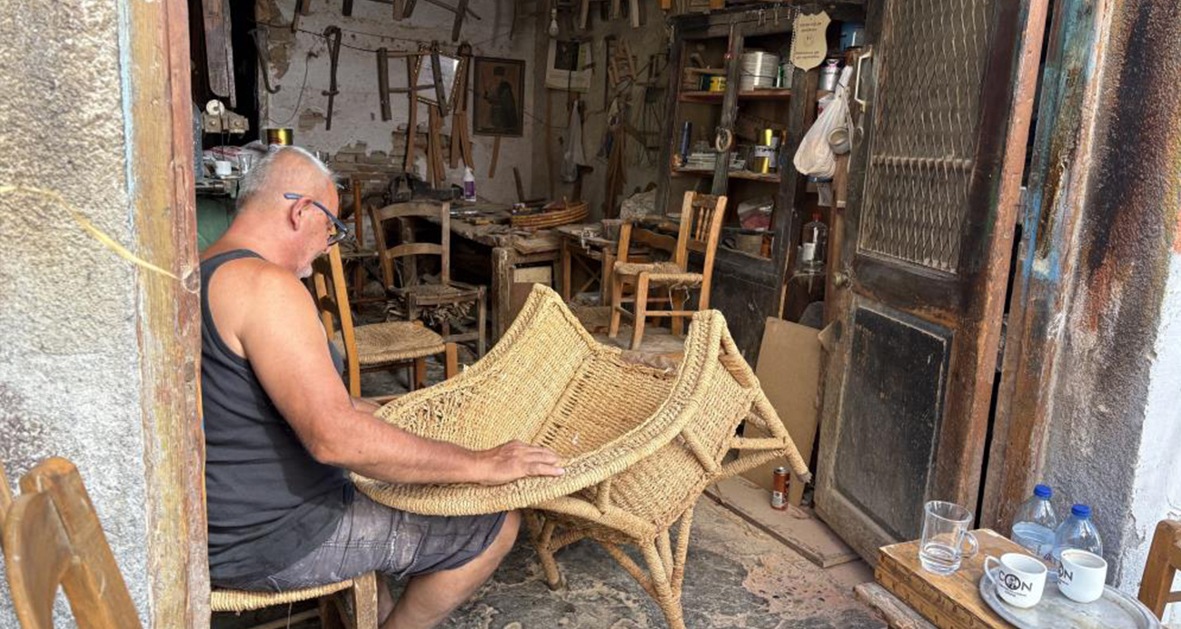 KKTC'de yaşayan 66 yaşındaki Öke, hasır iskemle geleneğini sürdürüyor