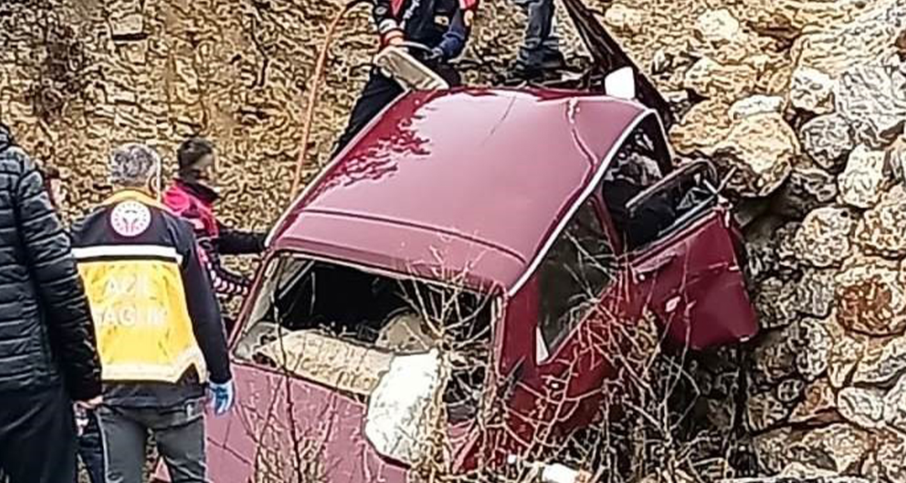 Kayganlaşan yolda otomobil istinat duvarına çarptı: Karı koca hayatını kaybetti