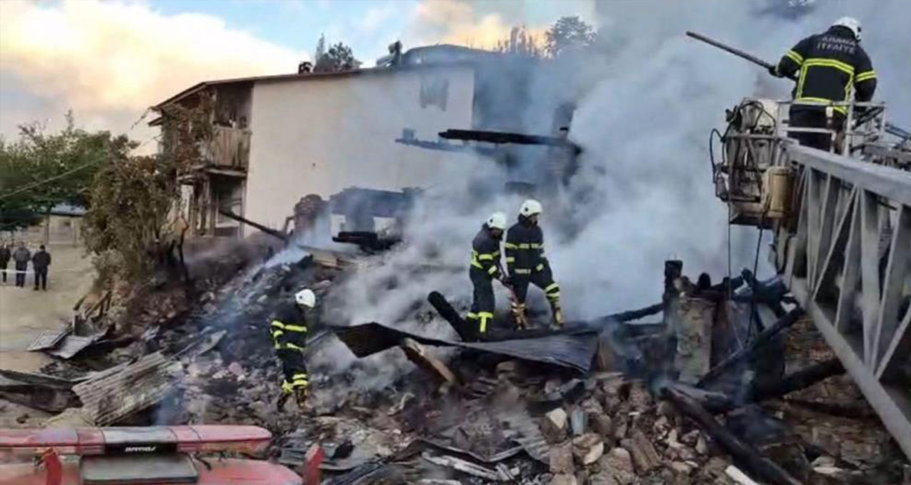 Yangın çıkan ev çöktü, iki kardeş enkaz altında aranıyor