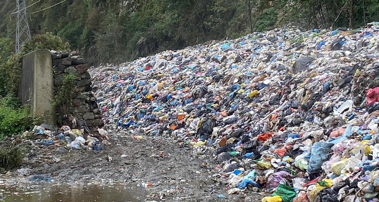 Artvin’de Karadeniz Sahil Yolu kenarındaki çöp dağları tepki çekiyor