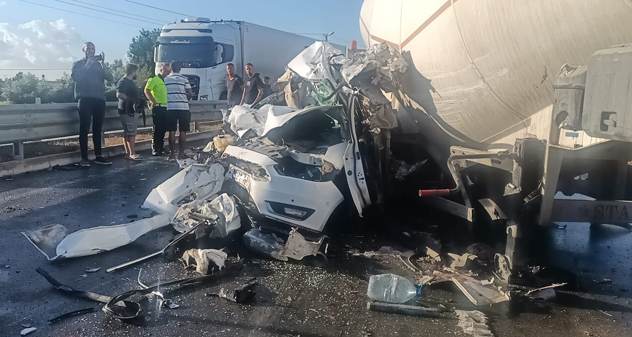 Tır otomobili ezdi, sürücü saniyelerle kurtuldu