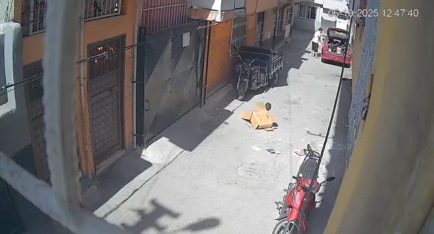 O anlar kamerada: Sokakta üzerine karton örten çocuk ölümden döndü