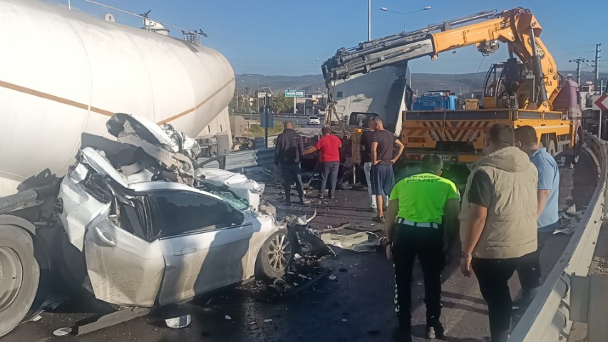 Tır otomobili ezdi, sürücü saniyelerle kurtuldu