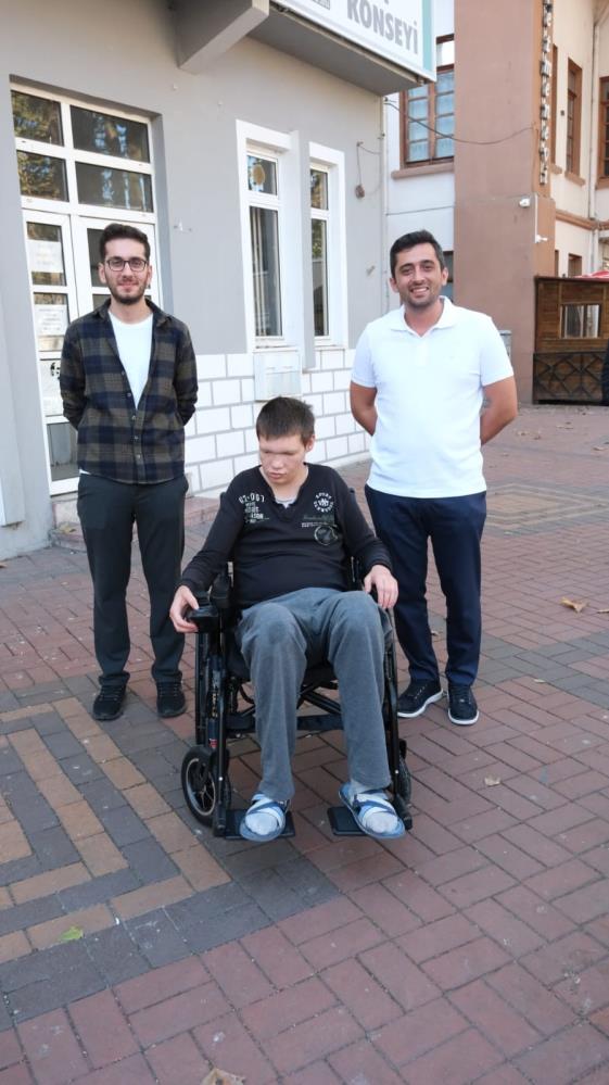 İHA’nın haberi ses getirdi: Cam kemik hastası genç, akülü sandalyesine kavuştu
