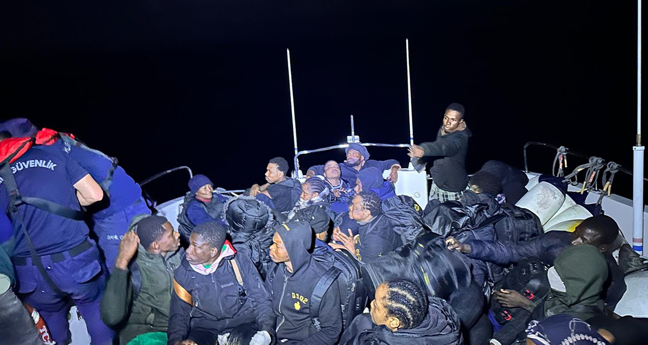 Muğla’nın Fethiye ilçesinde açıklarında lastik bot içerisinde 15’i çocuk toplam 46 düzensiz göçmen yakalandı.