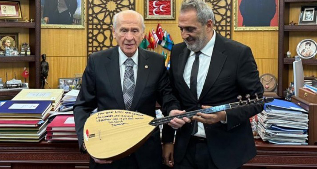 Sanatçı Yavuz Bingöl, MHP Lideri Bahçeli’ye bağlama hediye etti