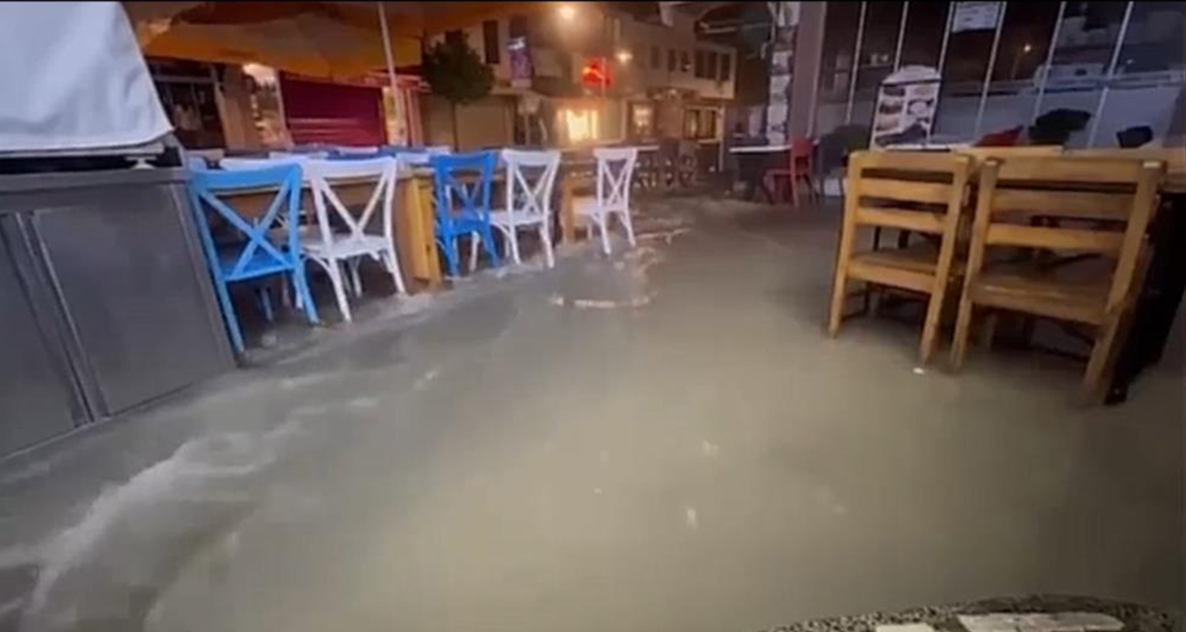 Çeşme’de şiddetli yağmur sele dönüştü