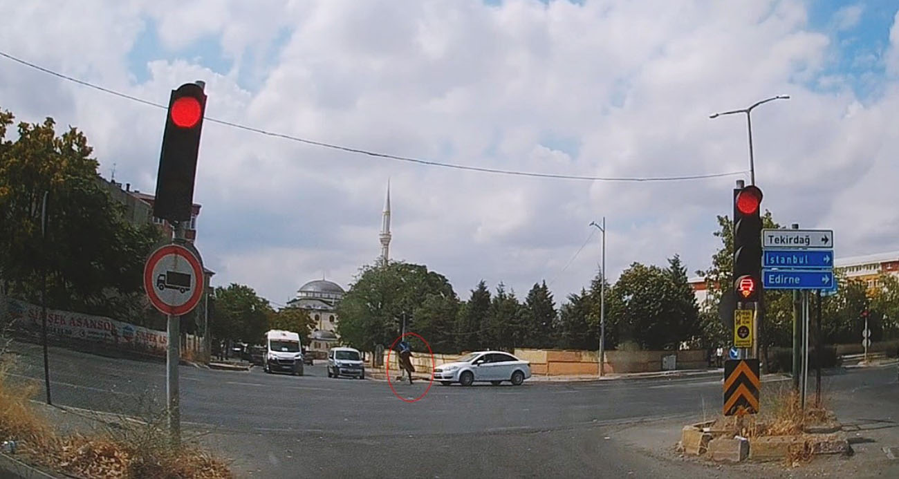 Yürekleri ağza getiren kaza kamerada: Yara almadan sağ salim kurtuldu